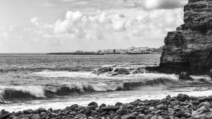 Herrlicher Blick vom einsamen Playa de Guayedra auf Puerto de las Nieves.