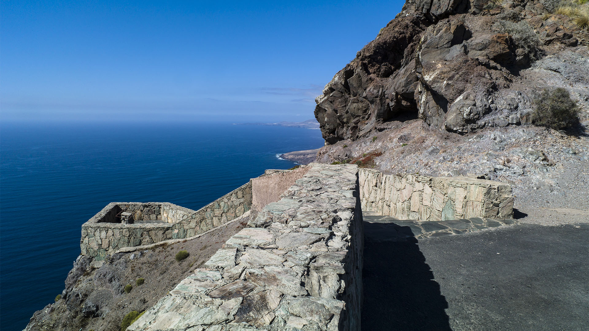 El Balcón, wie er schlicht unter den Canrios heisst. 340 m geht es steil hinab zum Atlantik. Links und rechts liegt die Steilküste zu Füssen. Was für ein Ausblick!