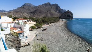 Playa de Aldea wie die meisten Strände an der Westküste von Einheimsichen am Wochenende bevölkert.