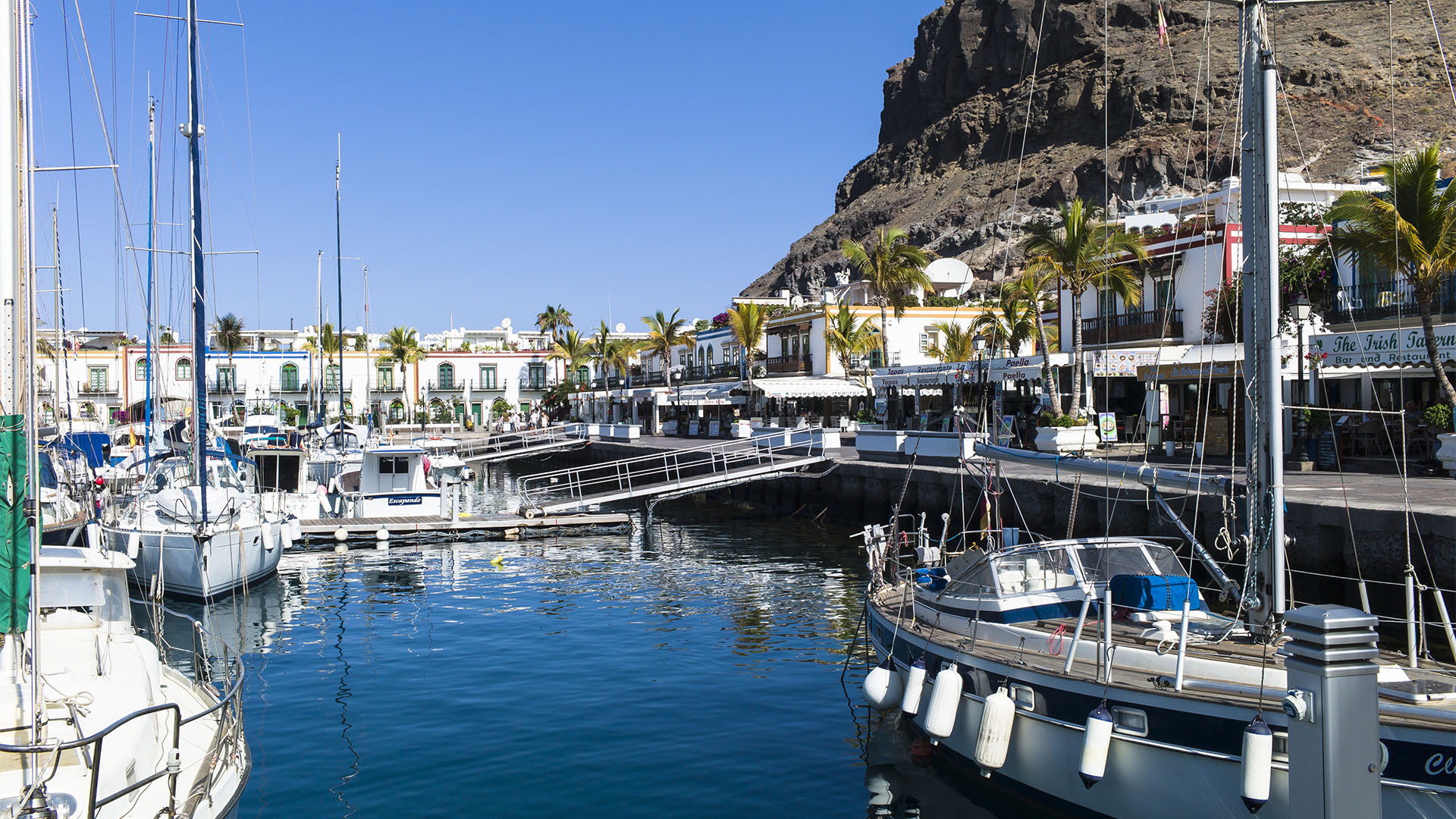 Der Sporthafen von Puerto de Mogán bietet Platz für 250 Boote, den sich Yachten und Fischerboote teilen.