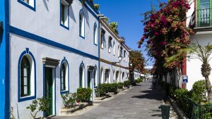 Spanischer Baustil gegen stahlblauen Himmel und Blumenpracht. Was für eine Augenweide.