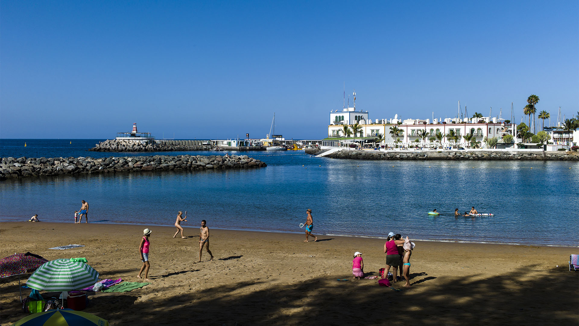 Der herrliche Sandstrand von Puerto de Mogán. Am Wochende schon am frühen Morgen von Canarios bevölkert.