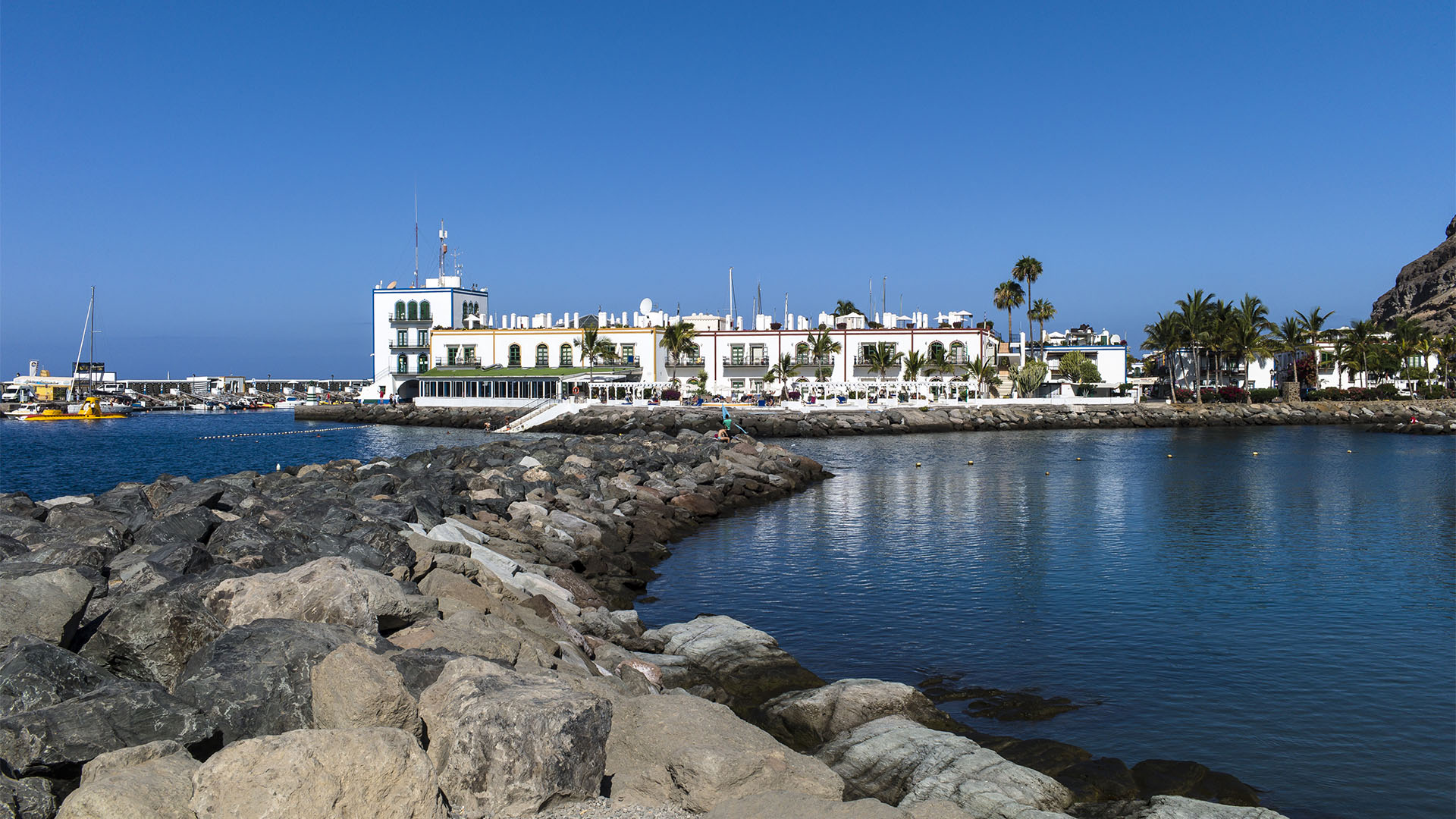 Puerto de Mogán: Kolonialer spanischer Baustil. Ein Hauch Vergangenheit weht durch die Bucht.