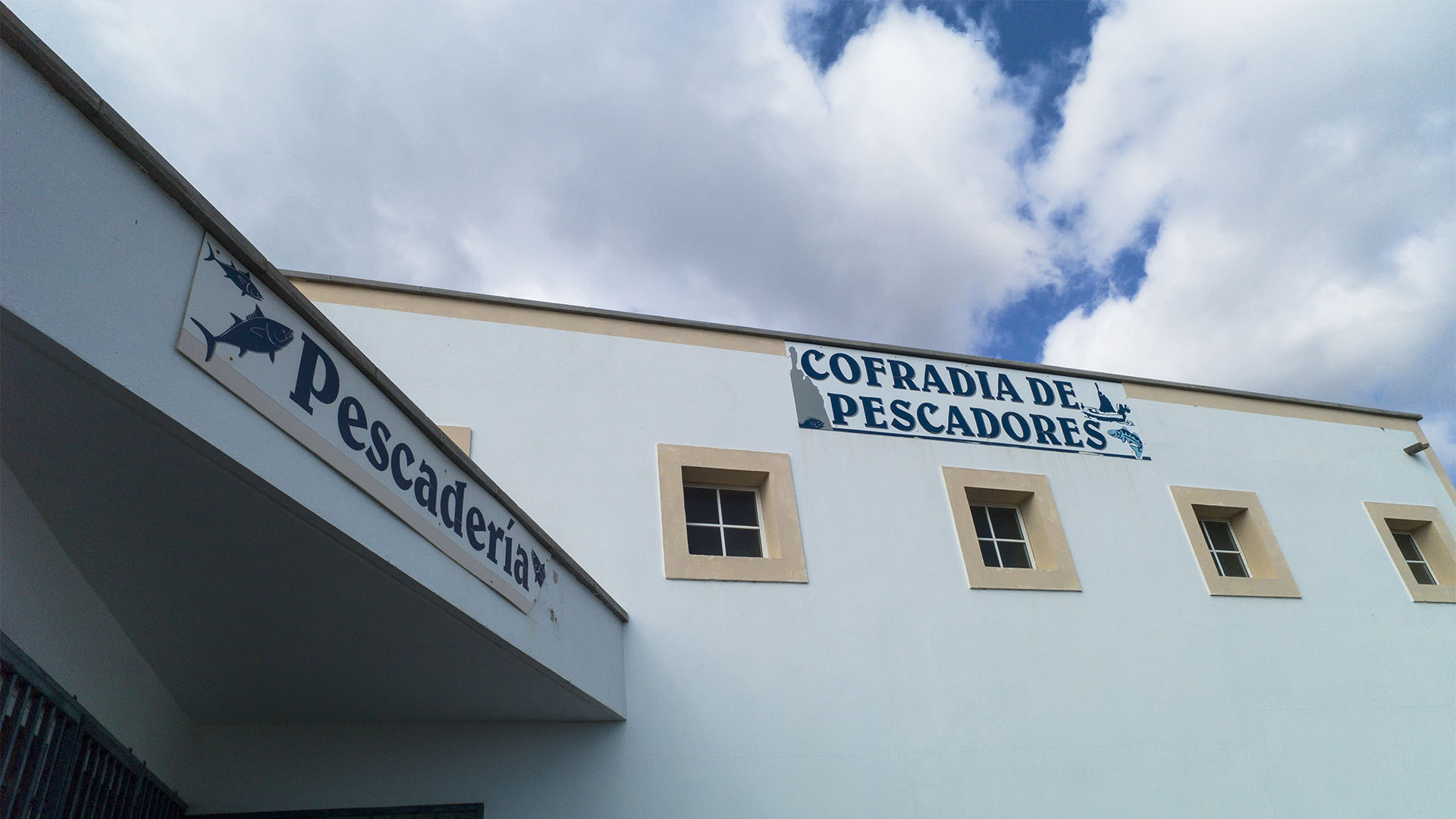 Cofradia de Pescadores, die Bruderschaften der lokalen Fischer. Hier kann man auf den Kanaren immer frischen Fisch kaufen oder in einfachen angeschlossenen Restaurants essen.