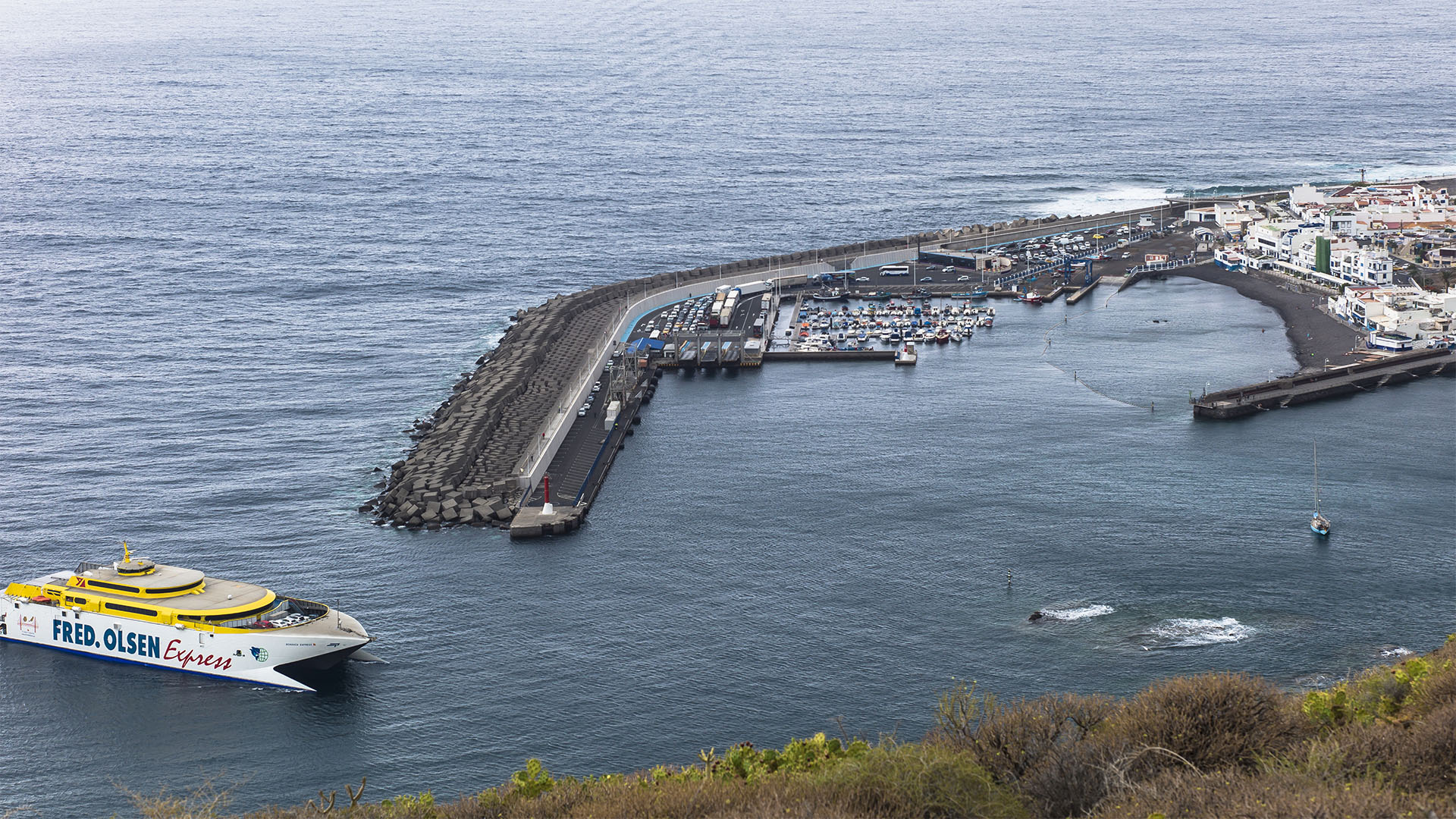 Blick auf Puerto de las Nieves. Unzählige der schnittigen Fred.Olsen Katamaran-Fähren laufen hier täglich ein und aus.