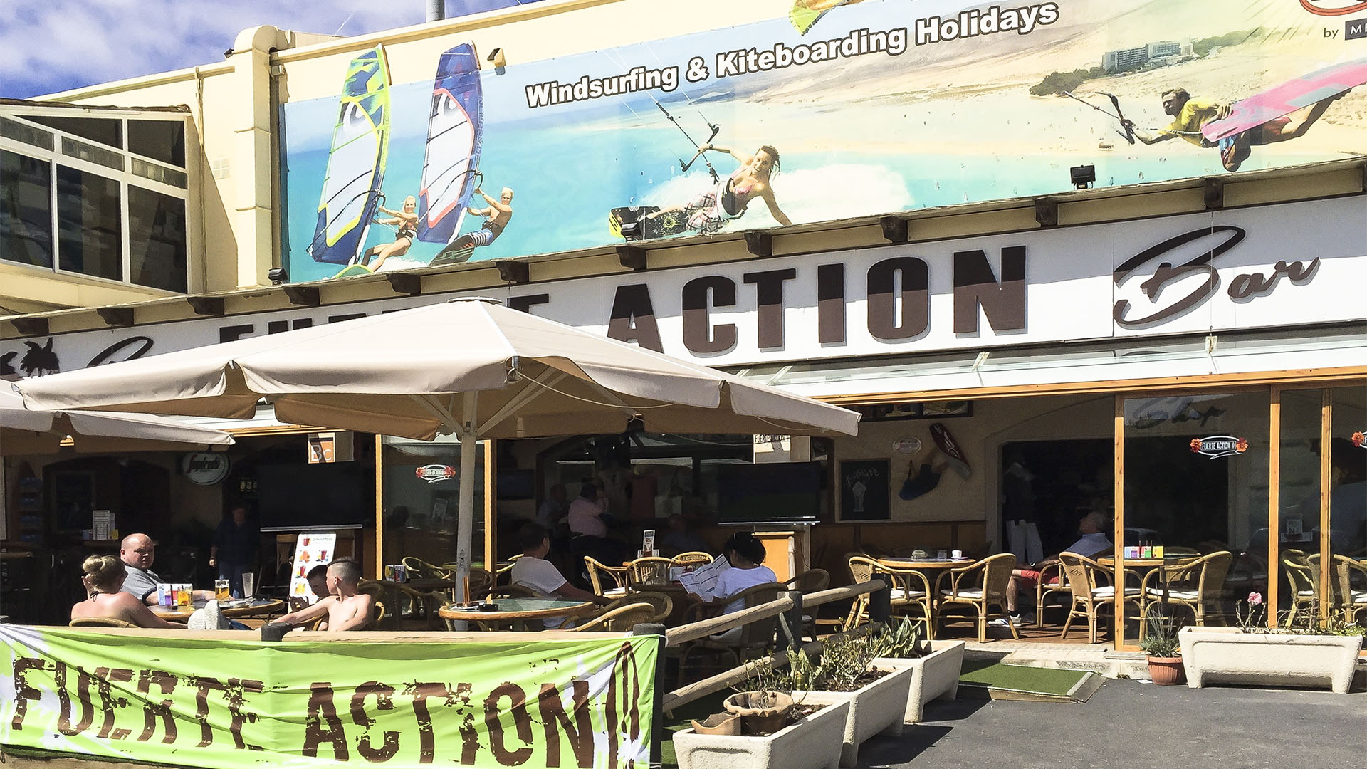 Die Fuerte Action Bar – Treffpunkt vor und nach dem Surfen in Costa Calma, Fuerteventura.