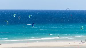 Der Himmel hängt voller Kites – trotzdem viel, viel Platz für jeden am Wasser.