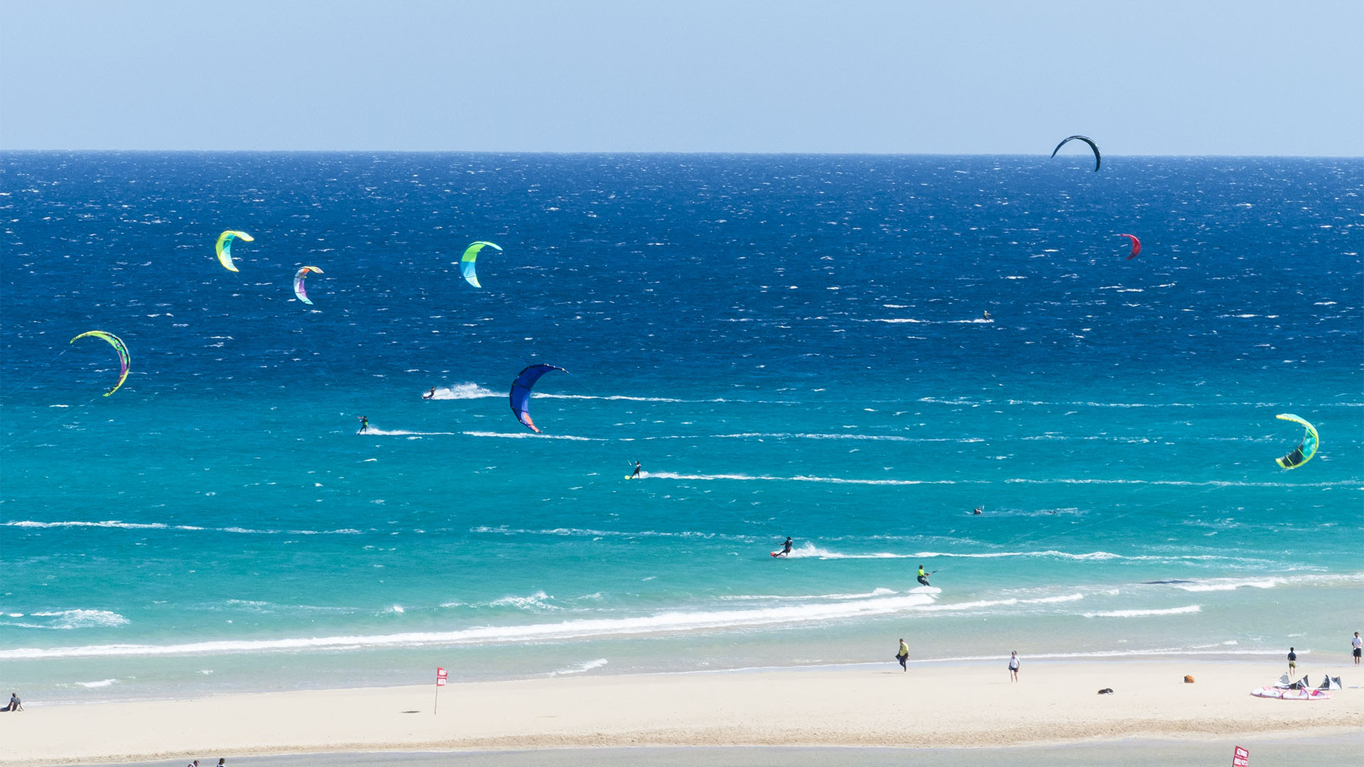 Der Himmel hängt voller Kites in Sotavento Fuerteventura – trotzdem viel, viel Platz für jeden am Wasser.