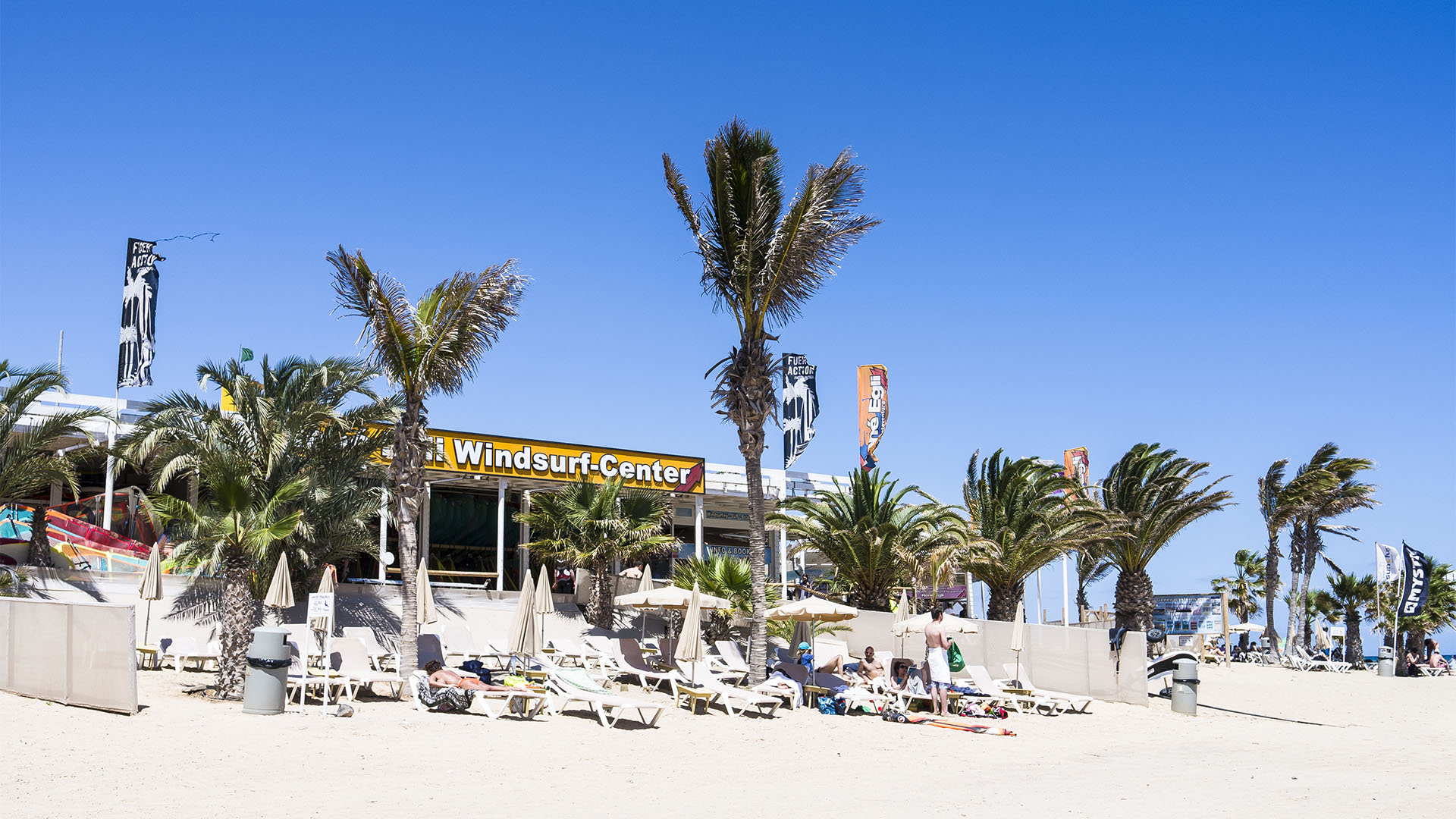 Der Rene Egli Windsurfsport an der traumhaften Lagune von Sotavento, Fuerteventura.