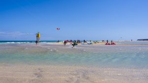 Kitesurfer bevölkern die Lagune von Sotavento, Fuerteventura. Das Wasser unwirklich türkis und kristallklar.