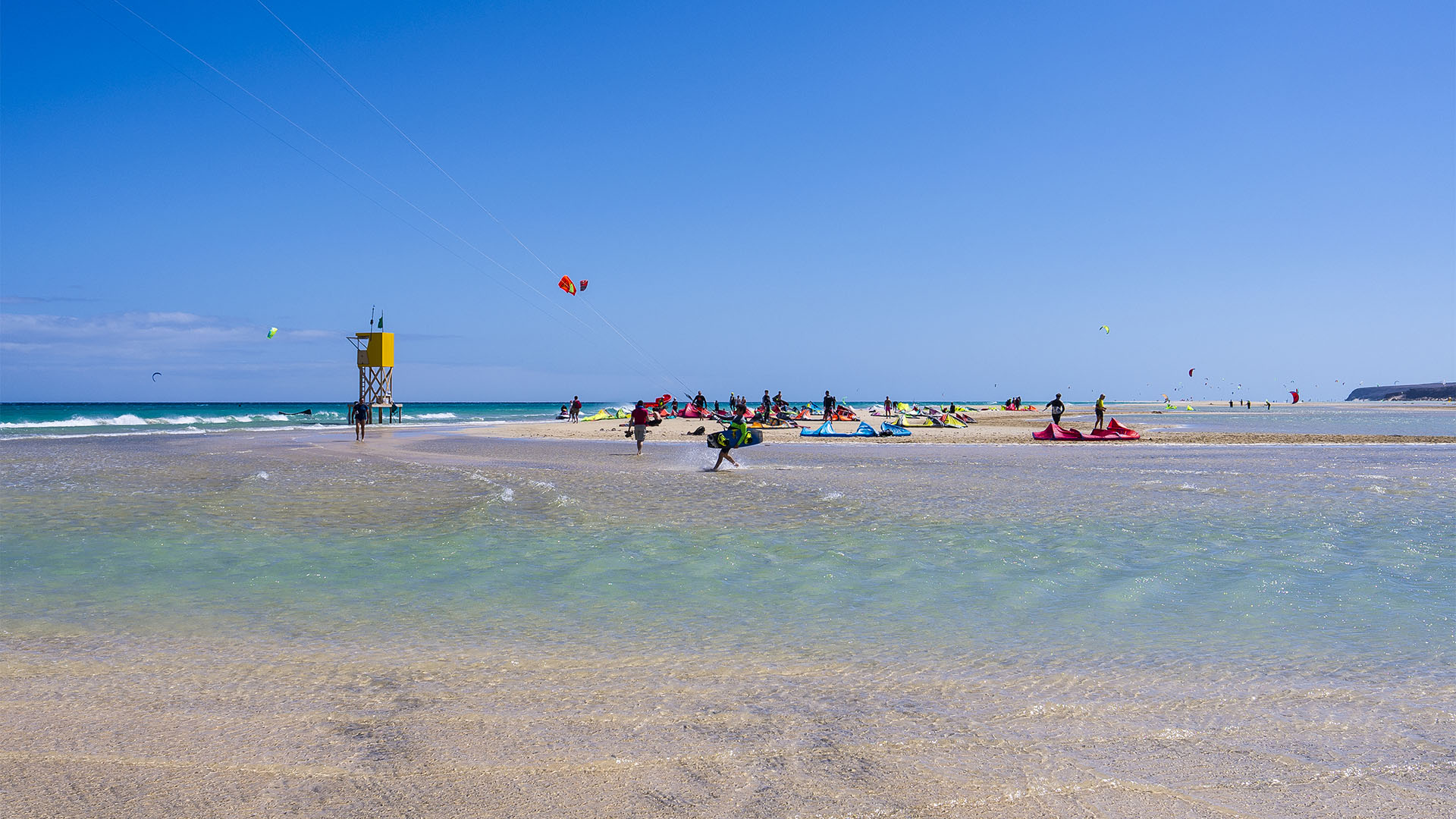 Kitesurfer bevölkern die Lagune von Sotavento, Fuerteventura. Das Wasser unwirklich türkis und kristallklar.