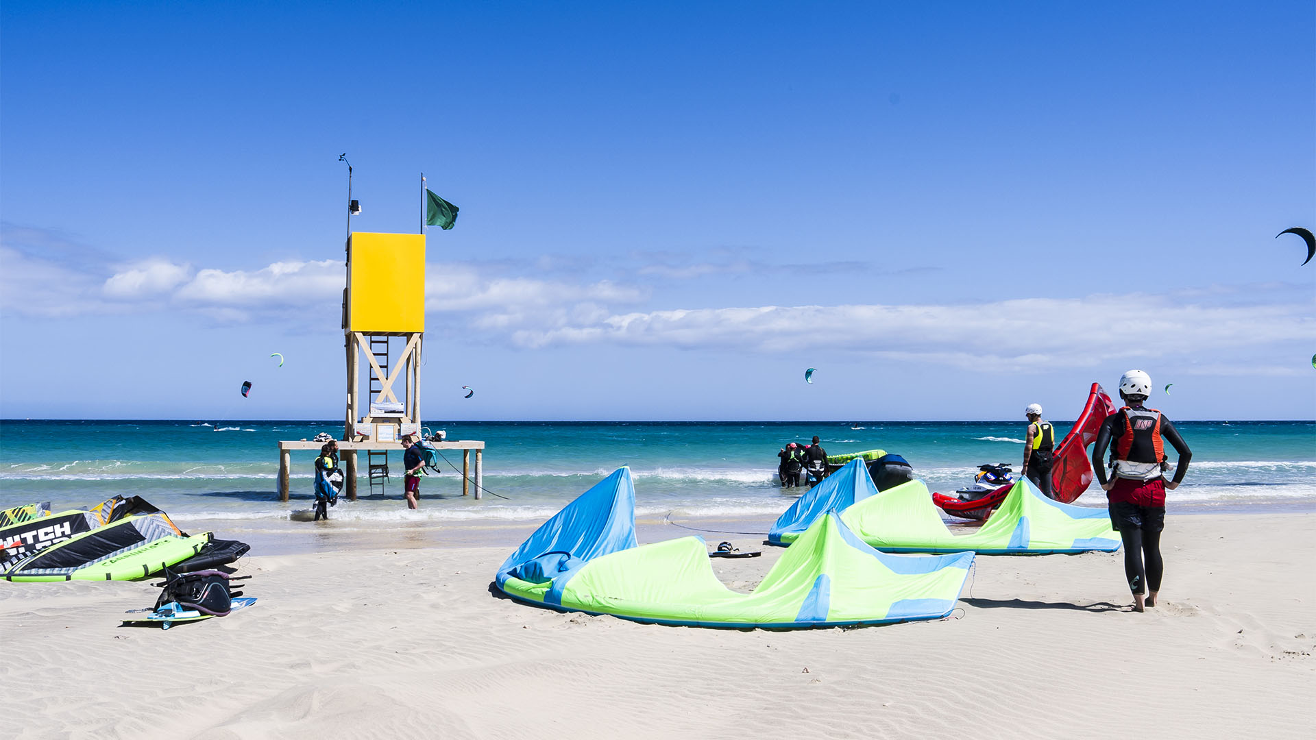 Rescue Point mit Pressluft für den Kite – das ist schon Luxus am Playa de la Barca, Fuerteventura.