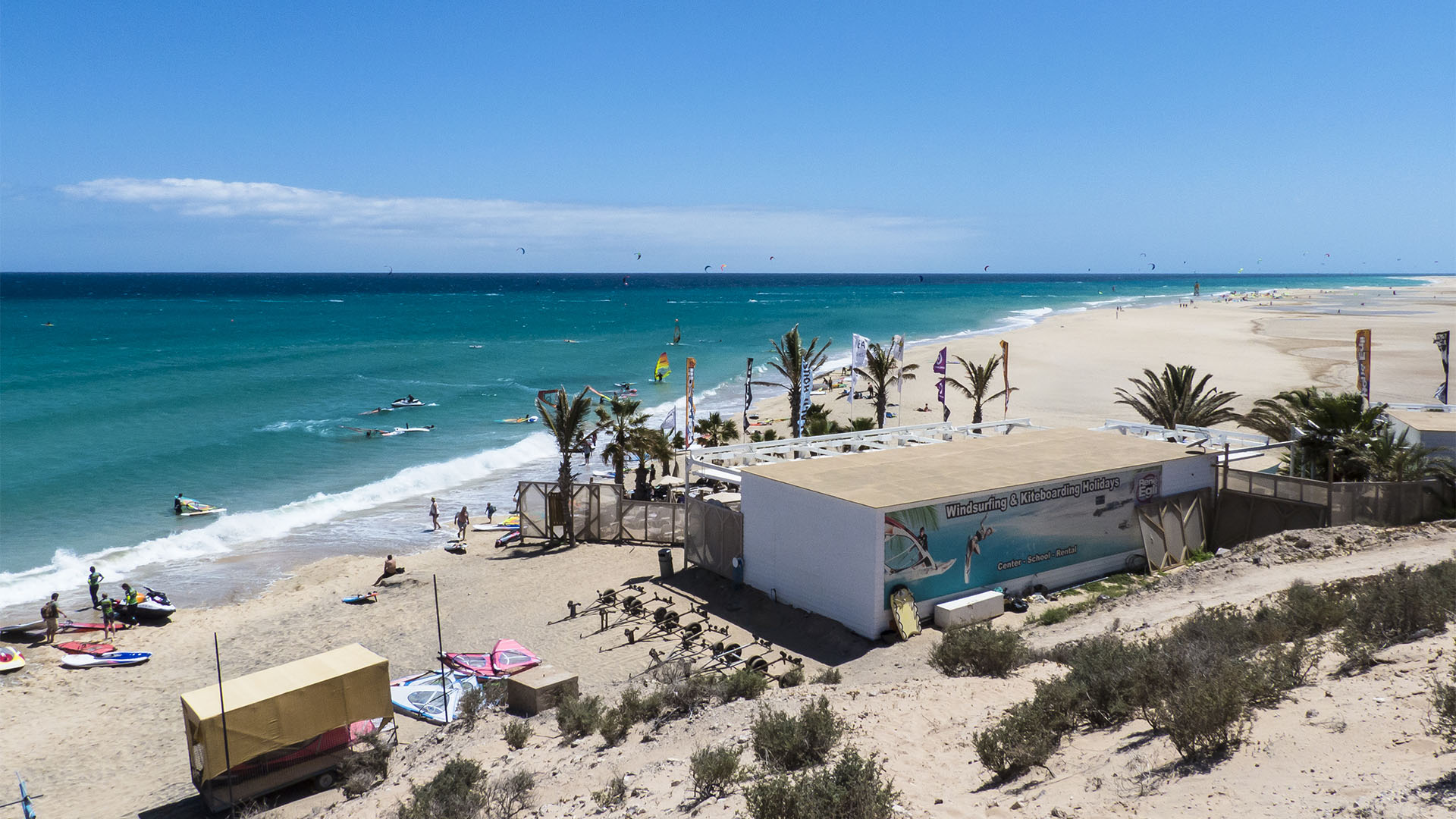 Der Rene Egli Windsurfsport an der traumhaften Lagune von Sotavento, Fuerteventura.