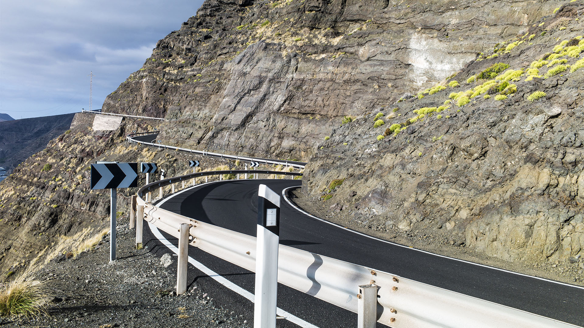 Harmonisch schmiegt sich die CG-200 an die Klippen.