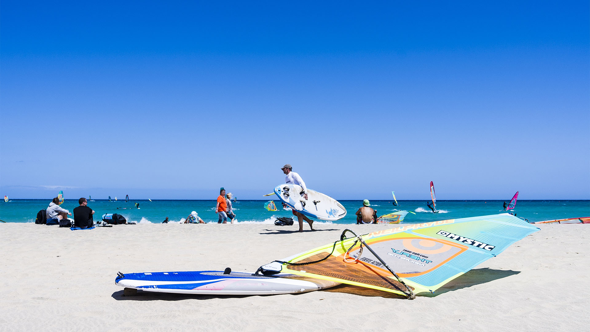 Am nördlichen Strand von Sotavento, Fuerteventura: Alles Windsurf. Ein grosses Familientreffen.
