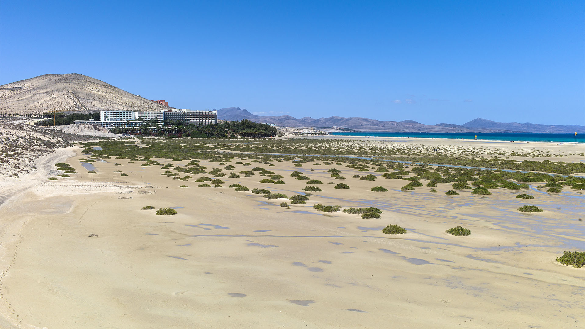 Das Melia Gorriones Hotel Fuerteventura – näher kann man an der Lagune nicht mehr liegen. Heute würde so ein Bau nicht mehr genehmigt werden. Das Glück des Early Bird.