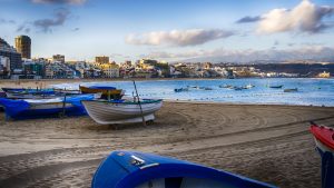 Morgenstimmung am Playa de las Canteras – die traditionellen Fischerboote haben sich vom Tourismus nicht verdrängen lassen.