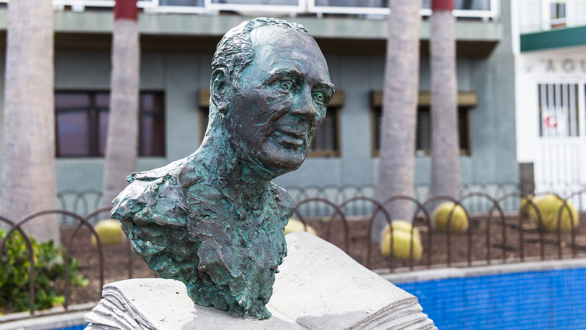 Der Skulpturenpark am Playa de las Canteras: Der Dichter Saulo Torón von Mary Sánchez.