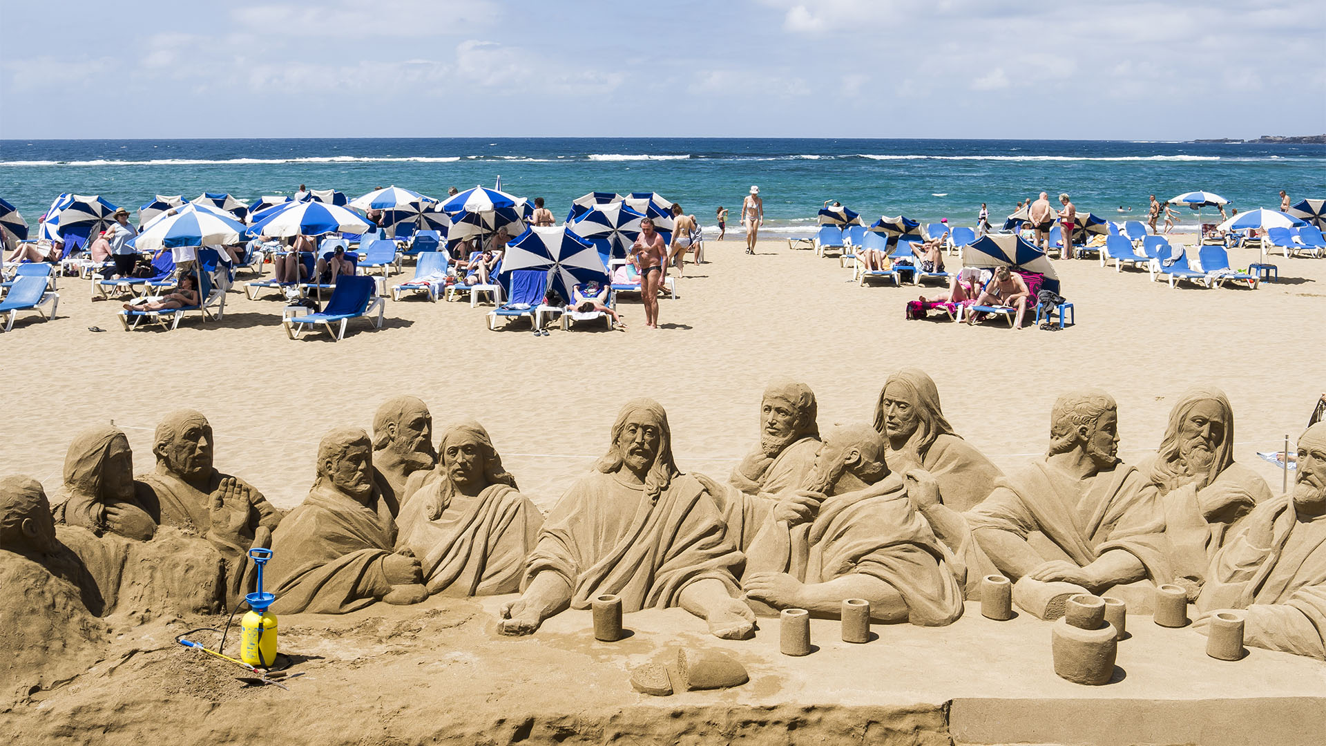 Künstler als aller Welt schaffen spektakuläre Sandskulpturen am Playa de las Canteras Las Palmas..