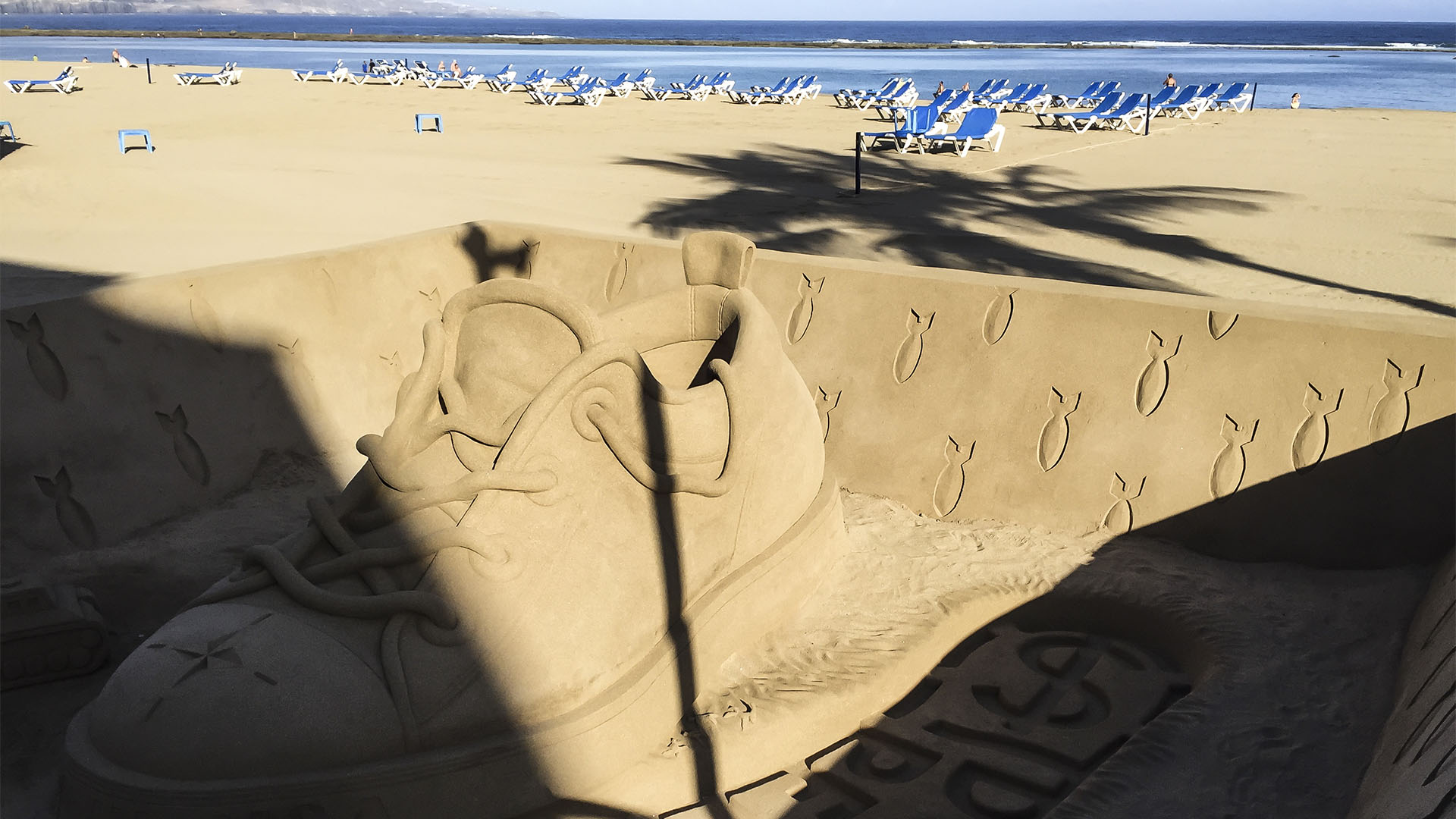 Künstler als aller Welt schaffen spektakuläre Sandskulpturen am Playa de las Canteras.