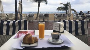Um 8 Uhr früh ist es noch ruhig am Paseo marítimo und man kann in einem der vielen Kaffees ruhig mit Blick auf Meer und Palmen günstig frühstücken.