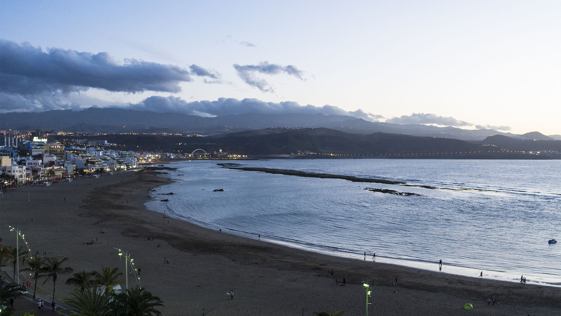 Bei Sonnenuntergang leert sich der Playa de las Canteras und die vielen Bars und Restaurants füllen sich.