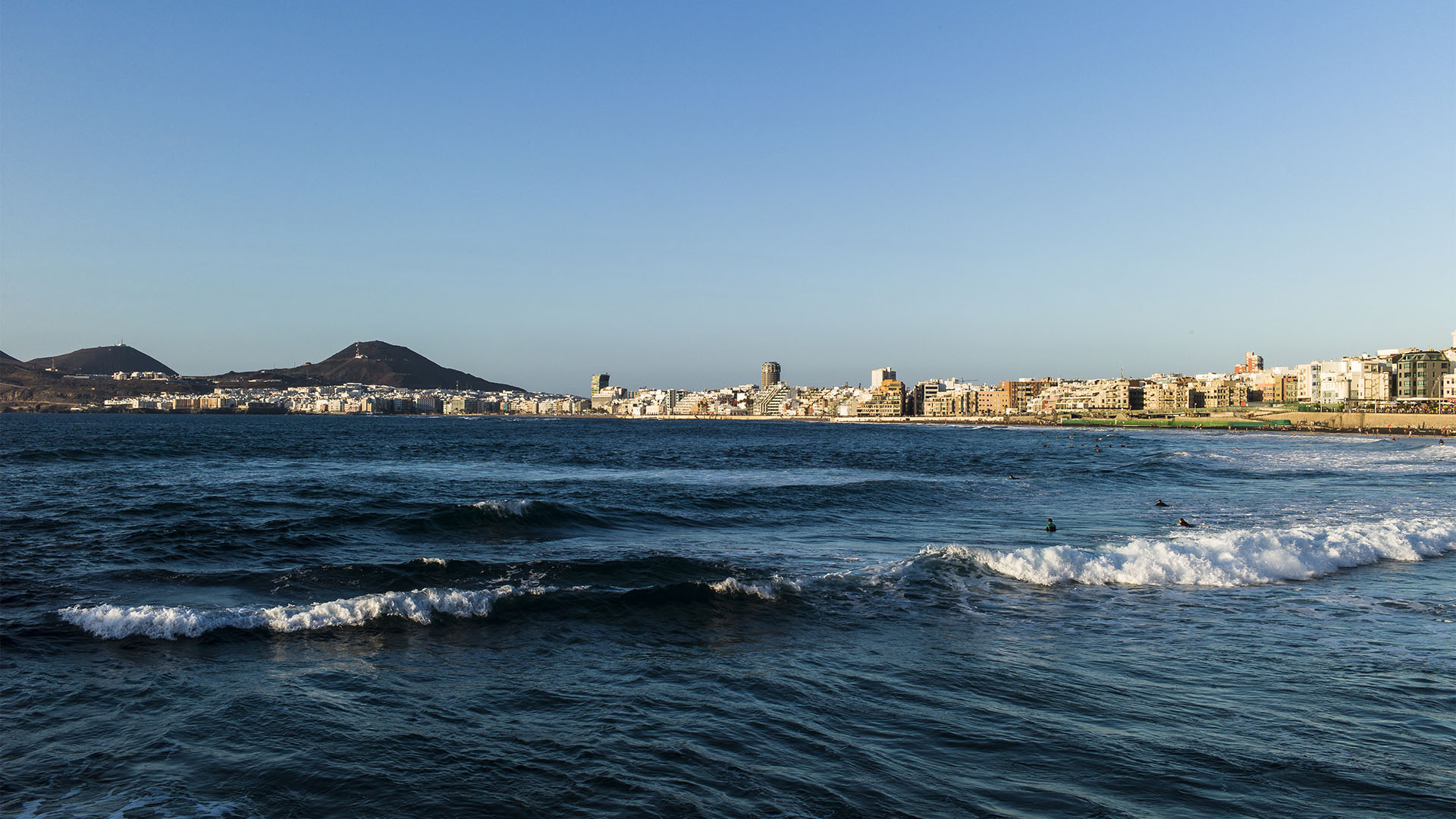 Die abendliche Sonne taucht den Strand und die Skyline von Las Palmas in ein fantastisches Licht.
