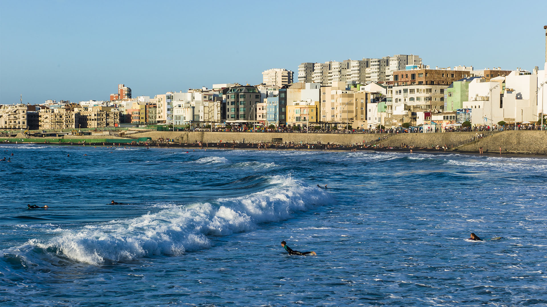 Die abendliche Sonne taucht den Playa de las Canteras und die Skyline von Las Palmas in ein fantastisches Licht.