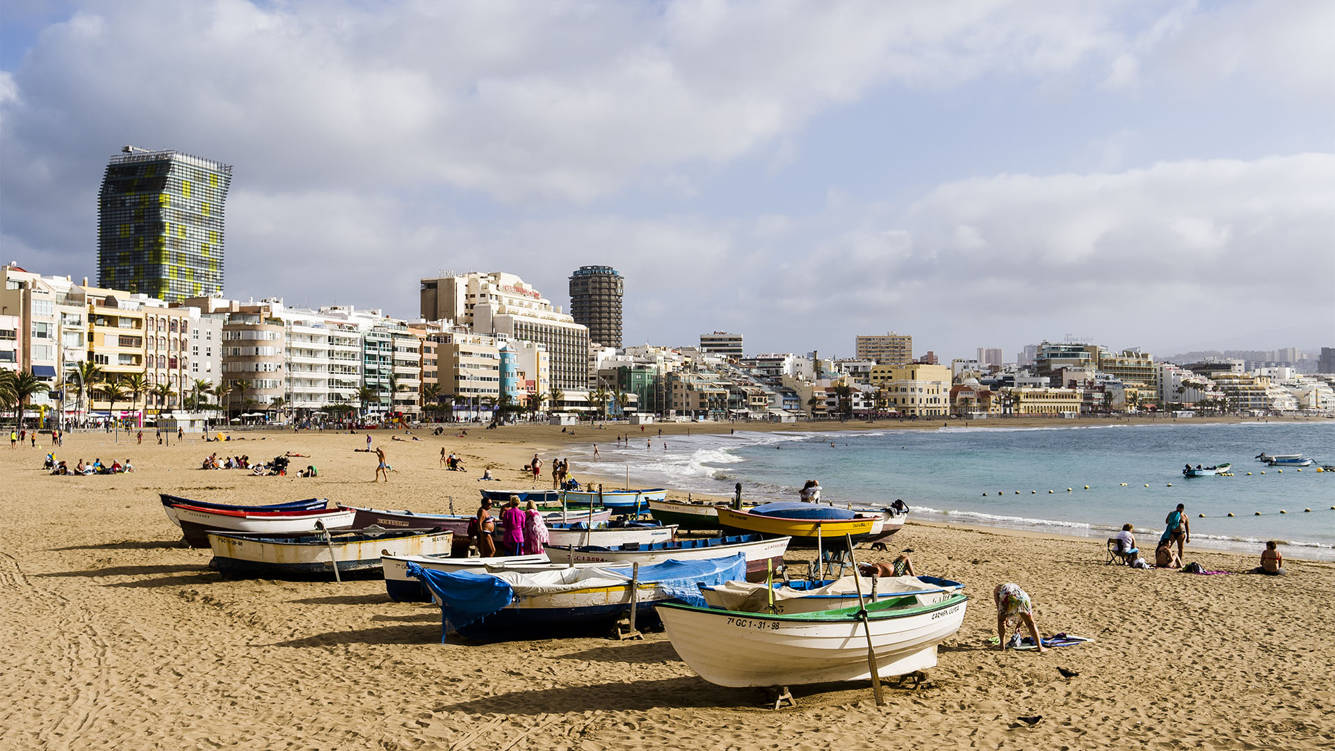 Die Standbewohner von Las Palmas lieben ihren Strand. Entspannt vermischen sich Fischer, Städter, Surfer, Touristen, Sportler und mehr zu einem harmonischen Ganzen. Entspannt ruhig geht es zu.