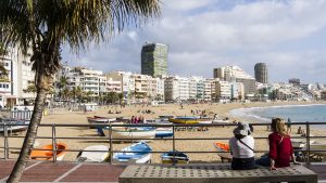 Die Standbewohner von Las Palmas lieben ihren Playa de las Canteras. Entspannt vermischen sich Fischer, Städter, Surfer, Touristen, Sportler und mehr zu einem harmonischen Ganzen. Entspannt ruhig geht es zu.