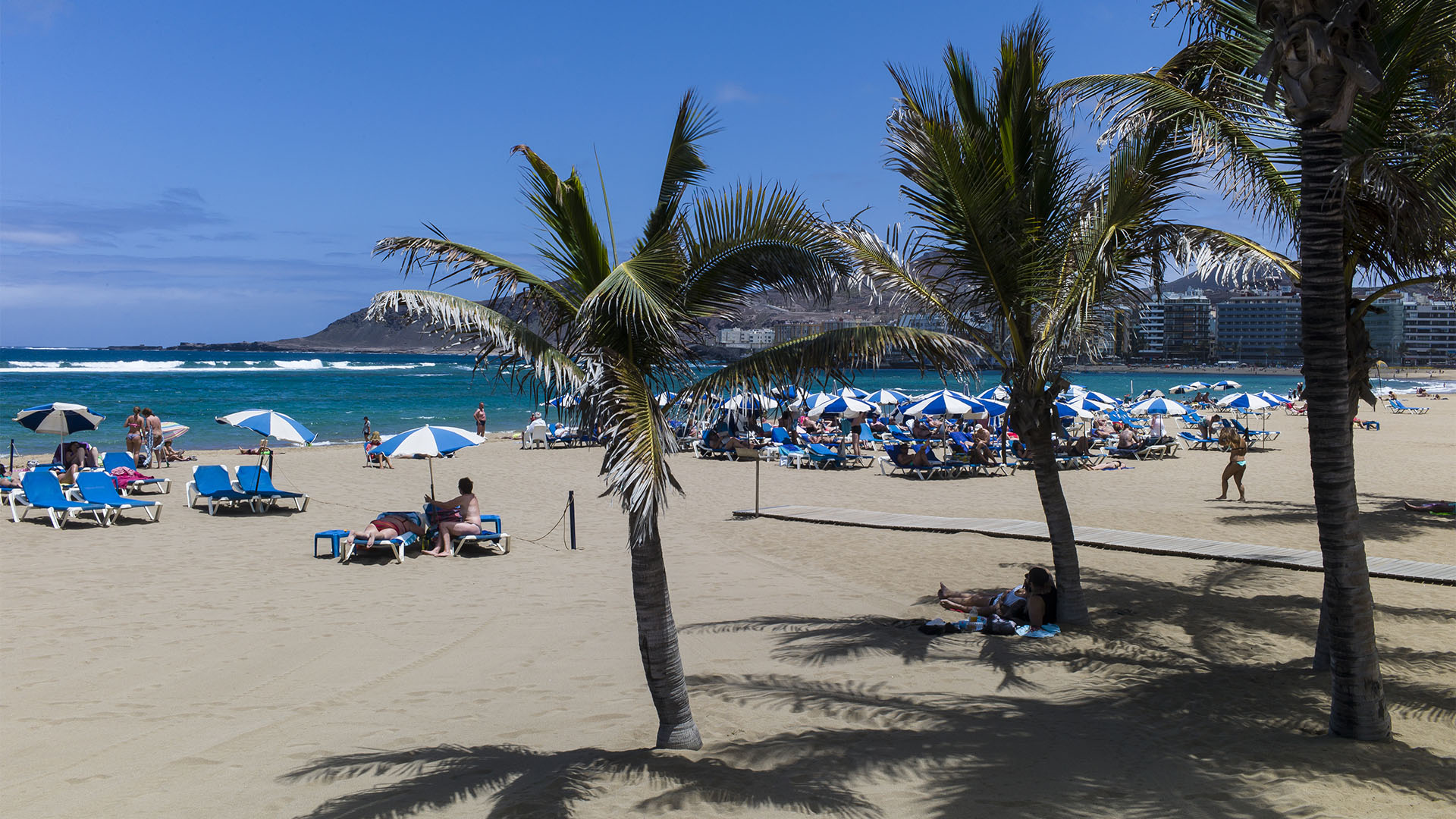 Sonnenschirme und Liegen für Touristen. Einheimische liegen lieber im Sand.