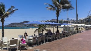 Unzählige Kaffees am Playa de las Canteras bieten erste Reihe fussfrei Plätze am Strand. Die Preise für die Lage erstaunlich preiswert.