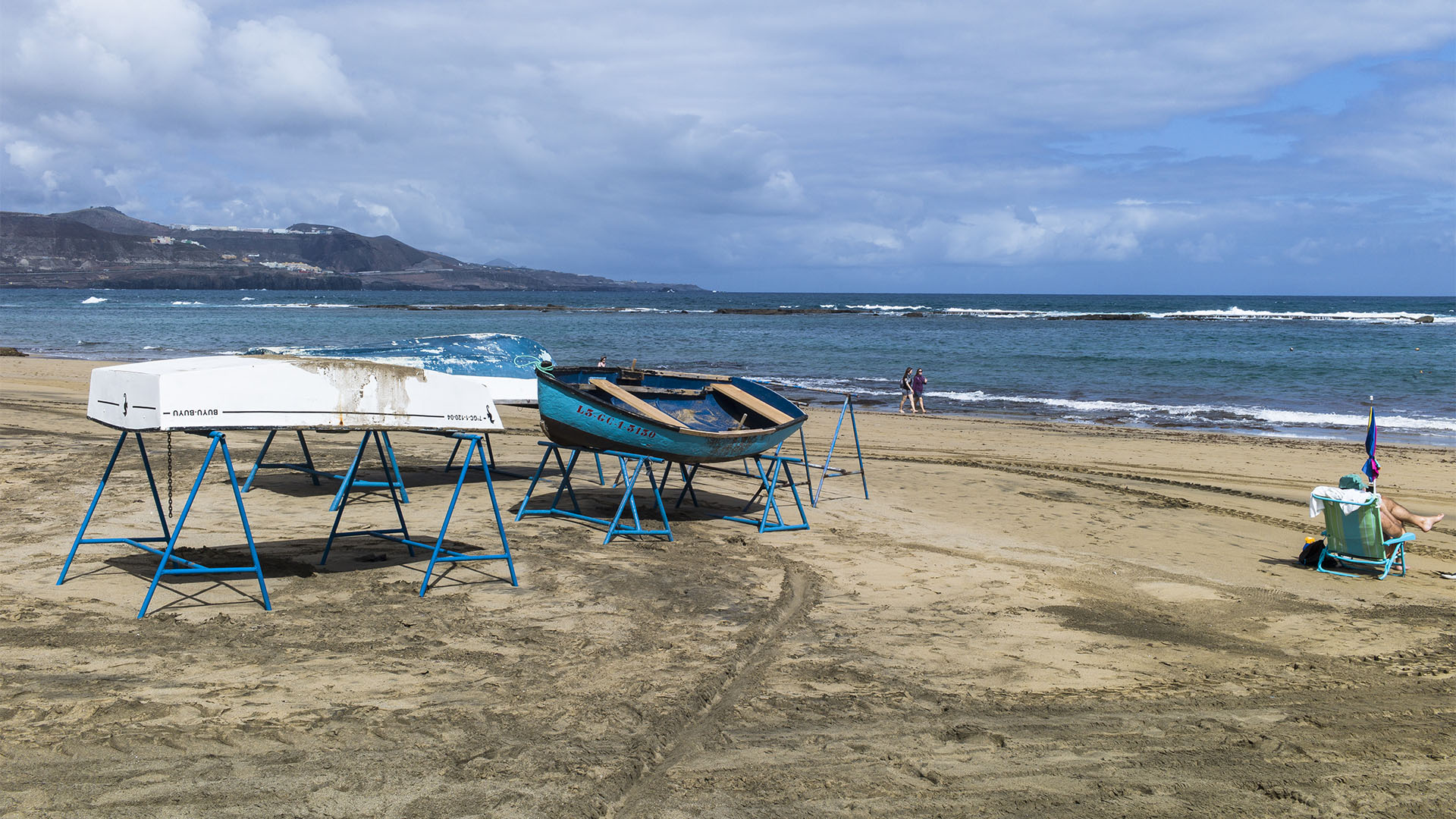 Fischerboote und Touristen teilen sich den Strand.