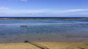 Das vorgelagerte Riff, nur bei Ebbe zu sehen, erzeugt ein natürliches Schwimmbecken.