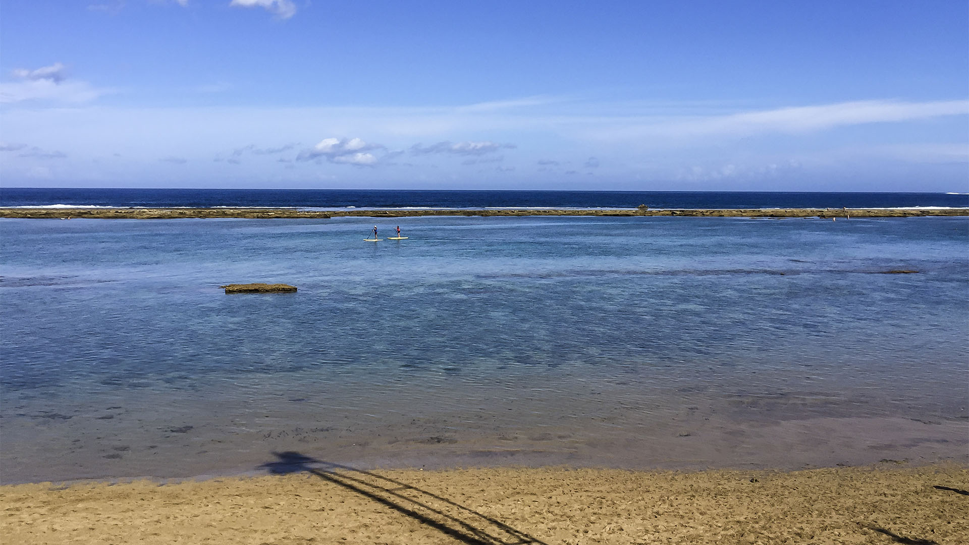 Das vorgelagerte Riff, nur bei Ebbe zu sehen, erzeugt ein natürliches Schwimmbecken.