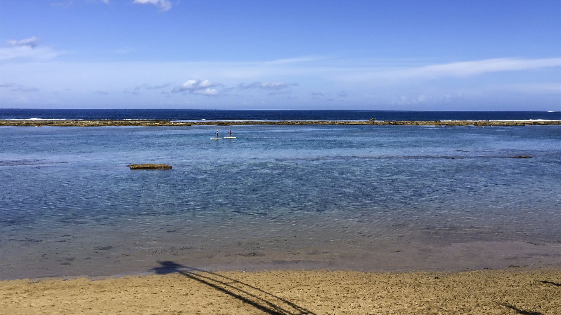 Das vorgelagerte Riff des Playa de las Canteras, nur bei Ebbe zu sehen, erzeugt ein natürliches Schwimmbecken.