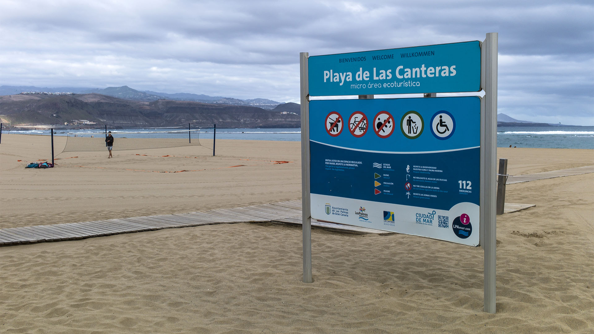 Playa de las Canteras – Vorbild an Sauberkeit, Ruhe und Sicherheit. Politzisten auf Mountainbikes wachen streng darüber.