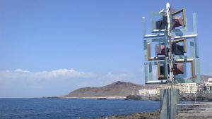 Das "Juguete del Viento" (Windspiel) am nördlichen Ende der Playa de las Canteras des auf den Kanaren hochverehrten Künstlers César Manrique aus Lanzarote. Es entstand kurz vor seinem Tod 1991 und ist eines seiner letzten Werke.