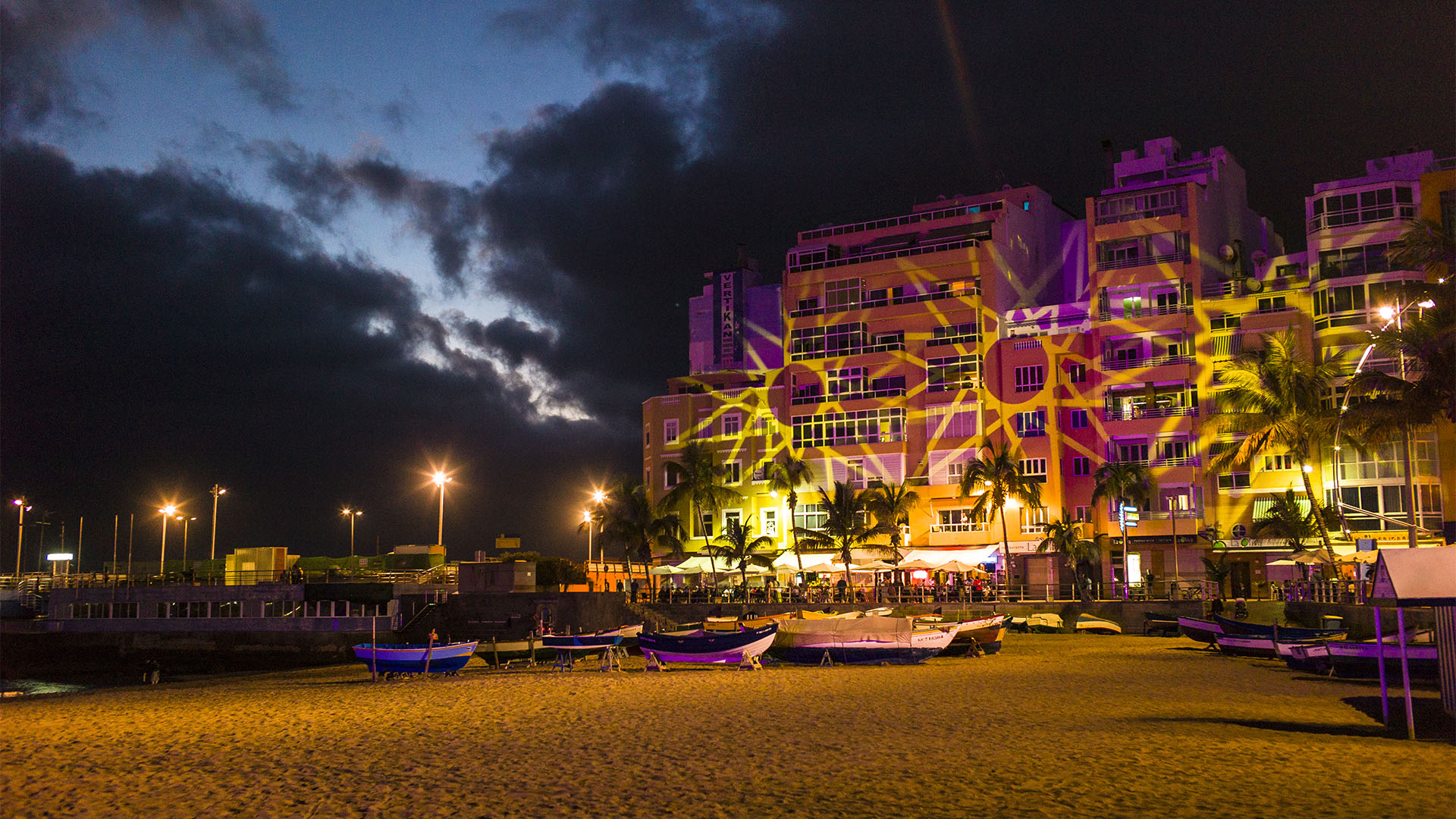 Am Playa de las Canteras ist immer etwas los. Stimmungsvolle Konzerte in lauen kanarischen Nächten.