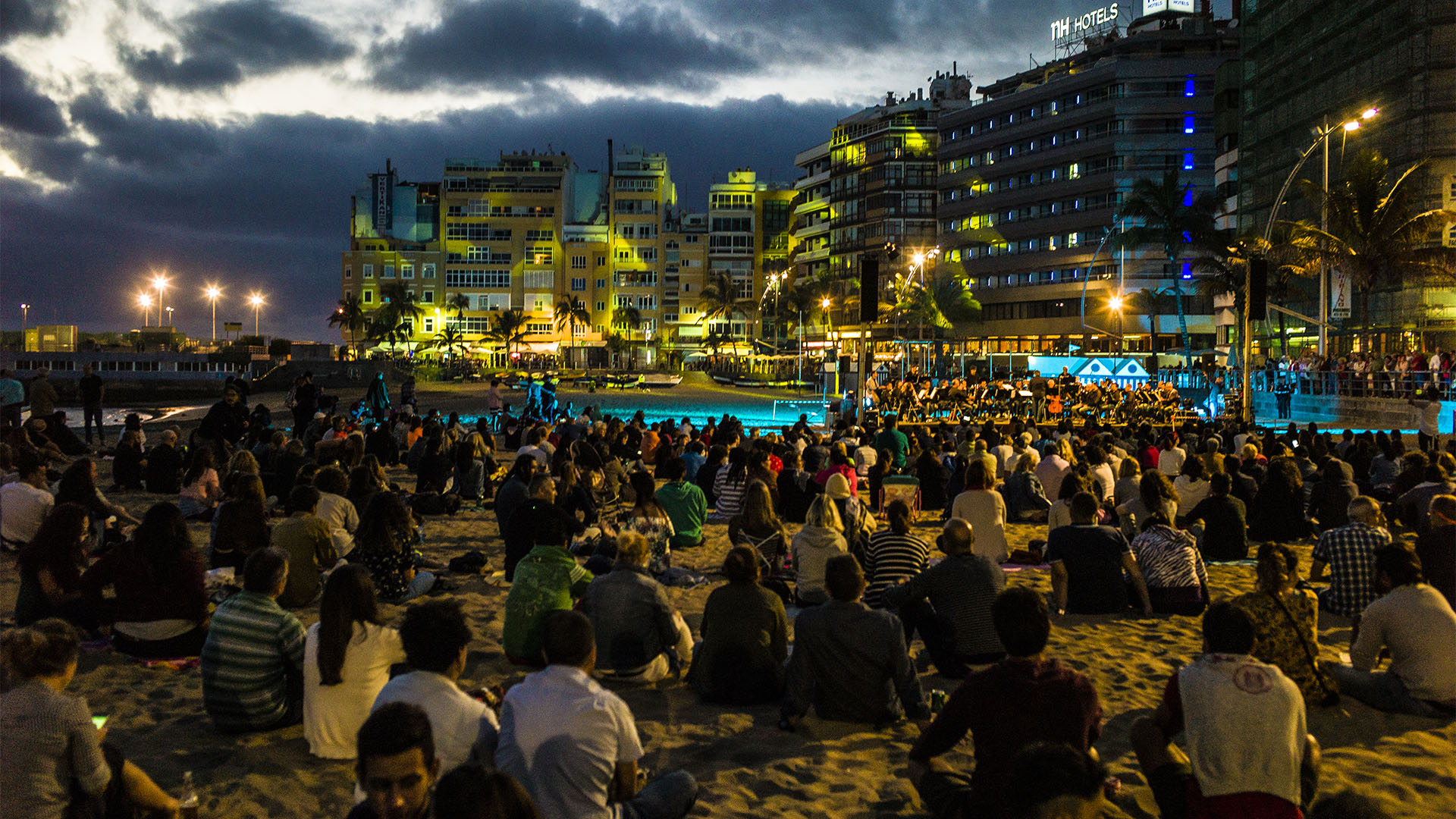 Am Playa de las Canteras ist immer etwas los. Stimmungsvolle Konzerte in lauen kanarischen Nächten.