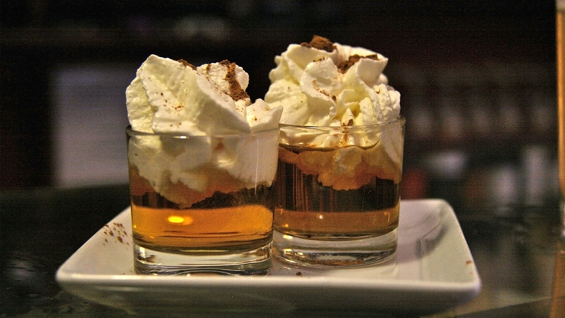 Ron Miel, Honig Rum wird gerne zur Geschmacksverstärkung durch eine Sahnehaube getrunken.