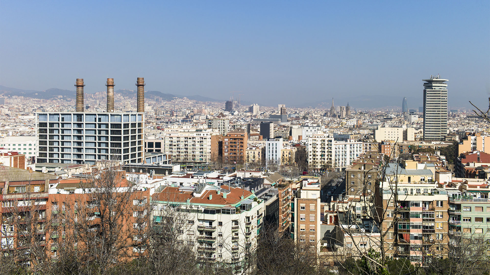 Das Unternehmen Fuerzas Electricas de Cataluña mit den drei historischen AEG Schornsteinen in Barcelona.