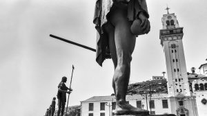 Gegenüber der Basílica de Nuestra Señora de la Candelaria stehen an der Promenade überlebensgrosse Statuen der letzten Guanchen Könige, der Menceys. Eroberer und Verteidiger Teneriffas stehen sich gegenüber.