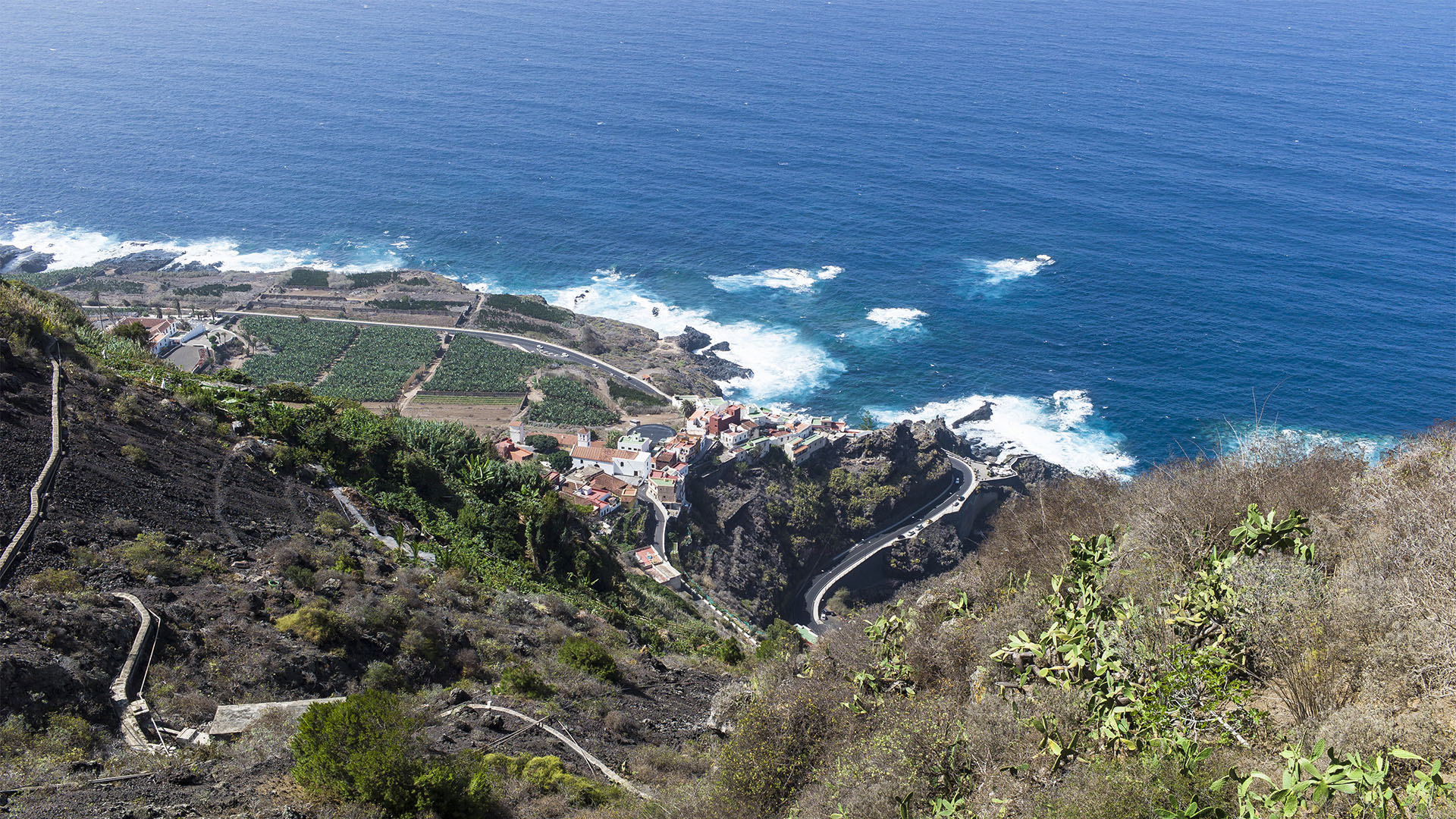 Steile, kurvige Strassen führen aus dem Süden hinab nach Garachico.