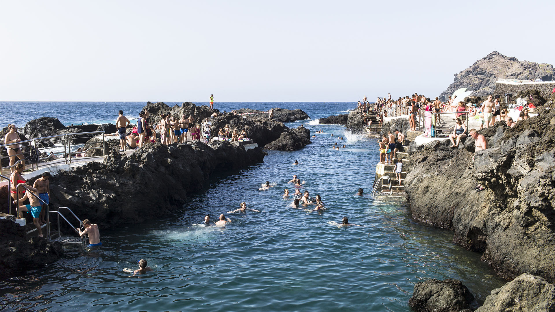 Die Naturschwimbecken am Castillo sind eine Attraktion und werden von den Einheimischen am Wochenende gestürmt.