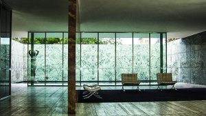Der deutsche Pavillon der Weltausstellung 1929 von Mies van der Rohe am Montjuïc Barcelona mit den berühmten Barcelona Sesseln.