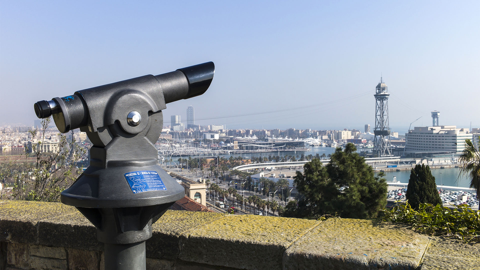 Der Mirador und Park Parque del Mirador del Poble-sec mit herrlicher Aussicht über Barcelona.