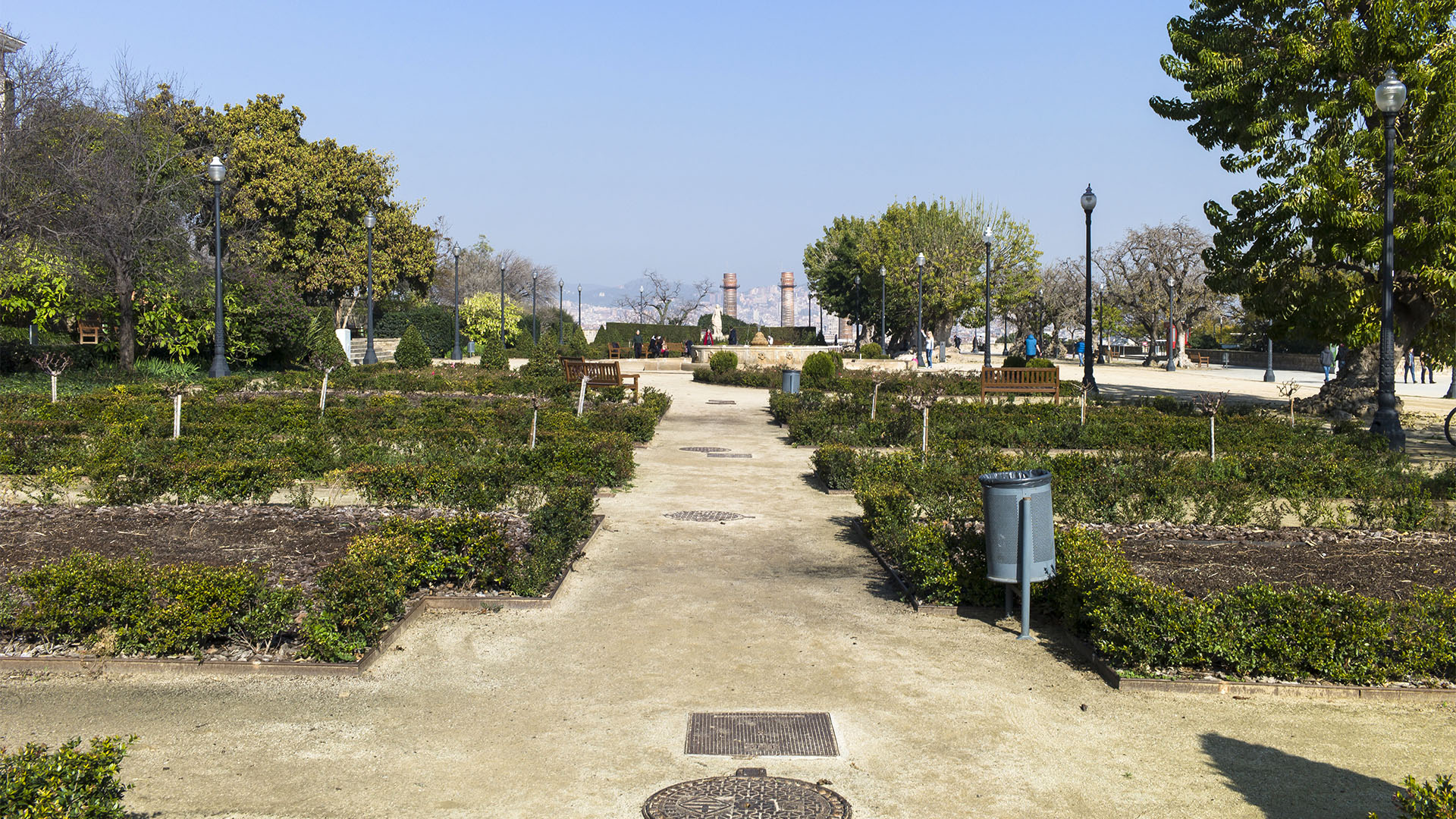 Der Mirador und Park Parque del Mirador del Poble-sec mit herrlicher AUssicht über Barcelona.