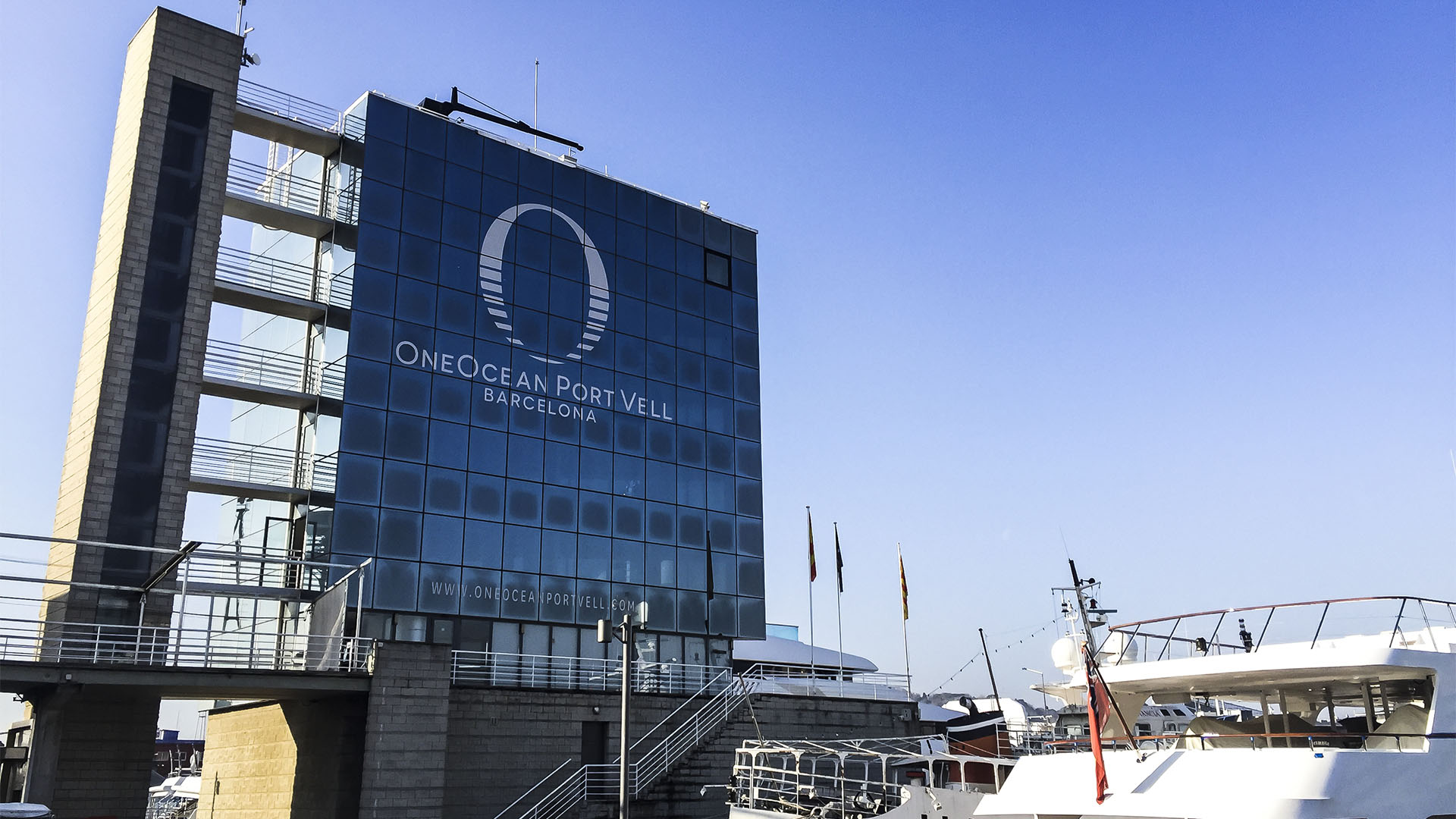 Port Vell der alte Hafen von Barcelona, heute Yachthafen für die größten Luxusyachten der Welt.