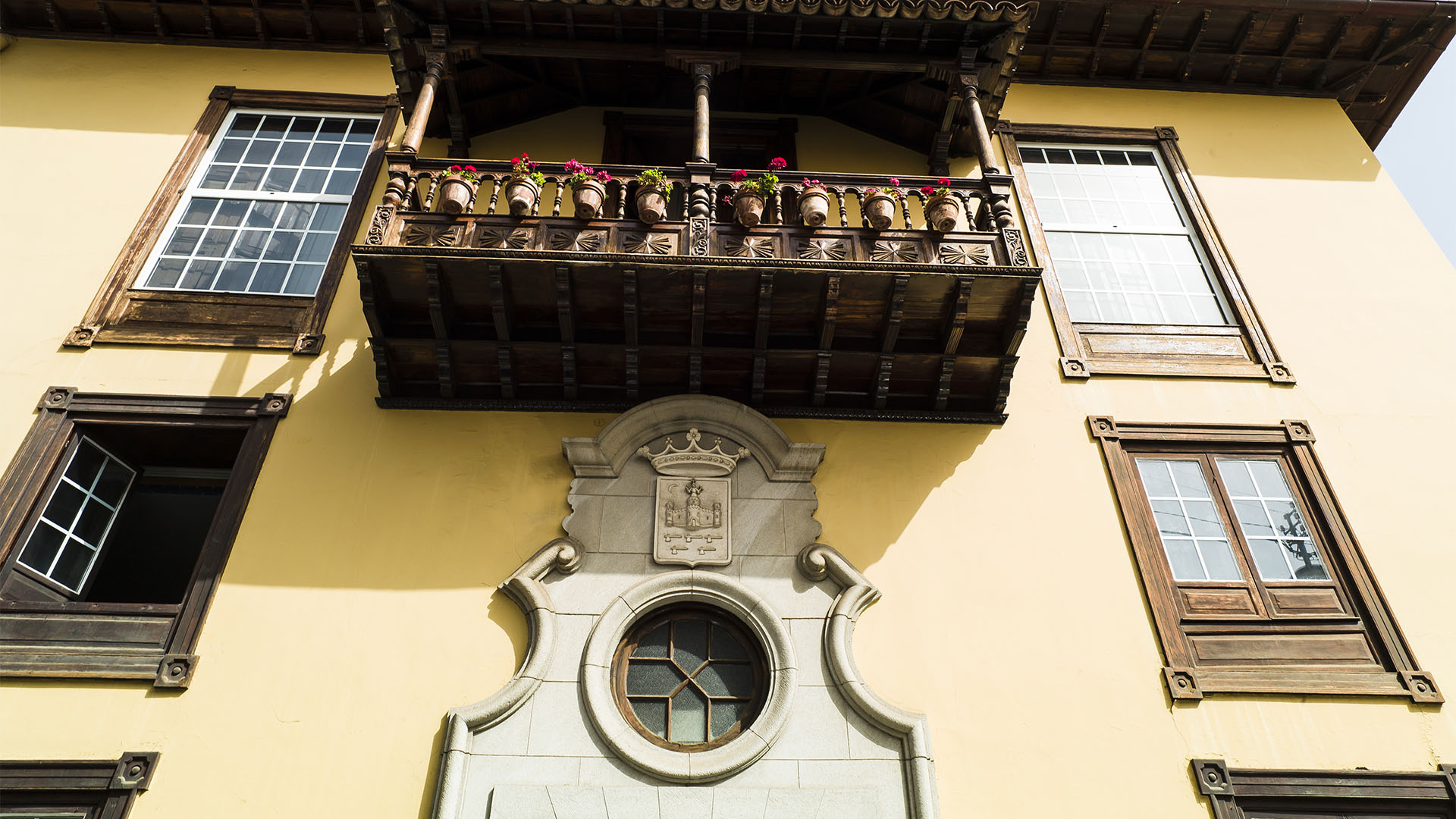 Die Calle San Francisco ist die Strasse der Balkone. Auf den Kanaren galt ein kunstvoller Holzbalkon als Inbegriff des finanziellen Wohlstandes und sozialen Status. In der Calle San Francisco wohnten die Reichen und Einflussreichen der Provinz.